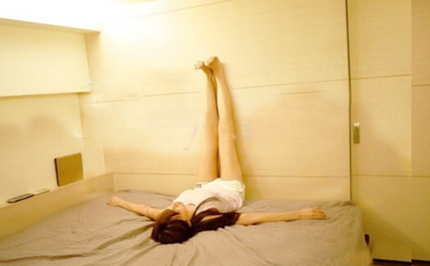 床上瑜伽动作一：靠墙抬腿